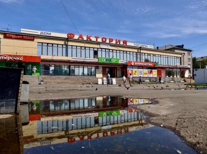 Глава Архангельска призвал жителей Варфака консолидироваться вокруг идей благоустройства  Глава Архангельска в ходе рабочей поездки в округ Варавино-Фактория уделил внимание и большим проектам, и рядовым, но крайне важным для жителей вопросам благоустройства.  Первым дело Дмитрий Морев побывал на территории у торгового центра «Фактория», которая давно нуждается в благоустройстве.  Градоначальник заверил, что территория уже выставлялась на голосование по программе формирования комфортной городской среды, заявляли её и на участие в инициированном губернатором региональном проекте «Комфортное Поморье». Но, к сожалению, сказал Морев, нужного количества голосов идея приведения площади в порядок не набрала.  Кроме того, Дмитрий Морев порешил с главой округа, что в следующем году будет обновлён арт-объект «Архангельск — город рыбаков» вдоль Ленинградского проспекта. Буквы подсветят.  Фото архгорадмина