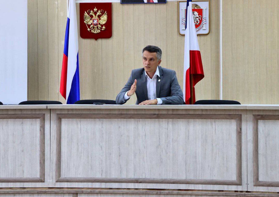 Глава администрации Симферопольского района Сергей Петелин написал заявление об увольнении по собственному желанию в связи с переходом на новую работу Глава Крыма Сергей Аксёнов