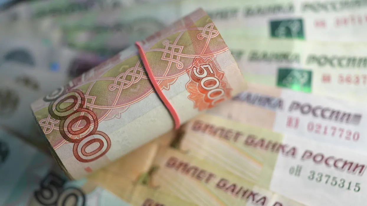 Право, а не обязанность. ЦБ прокомментировал отказы компаний платить дивиденды Право на участие в прибыли компании посредством получения дивидендов — одно из основных прав акционера, напомнили в ЦБ. При этом выплата дивидендов — это право компании, а не обязанность. Об этом говорится в 208-ФЗ «Об акционерных обществах».  Окончательное решение о дивидендах принимают акционеры на общем собрании.  «Акционерным обществам при принятии решения о распределении прибыли и о выплате дивидендов необходимо стремиться к достижению оптимального баланса между интересами акционеров и общества, учитывать потребности общества в финансировании инвестиционных программ, размер прибыли общества и стратегию его развития», — рассказали «РБК Инвестициям» в Центробанке.