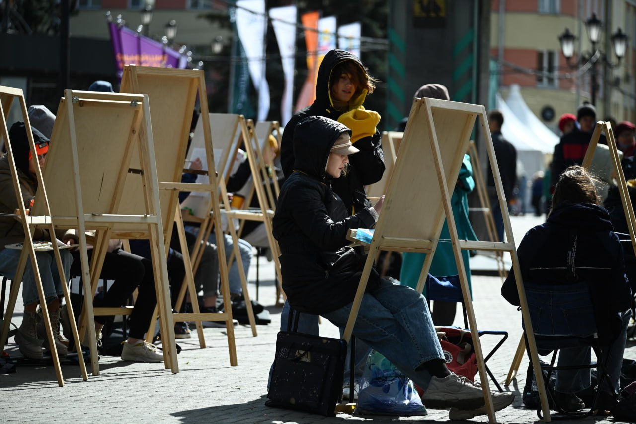 Программу для культурной столицы 2027 года выберут жители Челябинска Какие мероприятия пройдут в культурной столице России 2027 года предстоит решить жителям Челябинска и области Для этого министерство культуры региона уже запустило опрос на платформе обратной связи Он позволит наполнить культурную программу тем что действительно важно и интересно жителям региона отметили в минкультуры Определить какие проекты события и форматы нужны Челябинску в следующем году можно в опросе на Госуслугах Он проводится анонимно Читайте о жизни города даже при сбоях интернета Подписывайтесь на Вечерний Челябинск в Мах