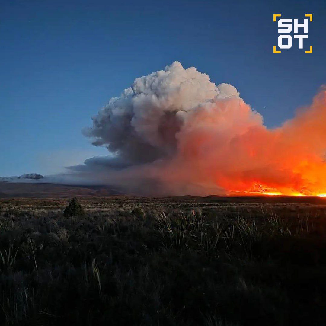 Мощный лесной пожар бушует в национальном парке Тонгариро в Новой Зеландии знаменитом месте съёмок Мордора из Властелина колец Огонь высотой до 30 метров который очевидцы называют адским пейзажем уже охватил более 2000 гектаров Из за сильного ветра его не могут потушить более суток Эвакуированы 36 жителей близлежащей деревни На месте работают пожарные и спасатели О пострадавших пока не сообщается