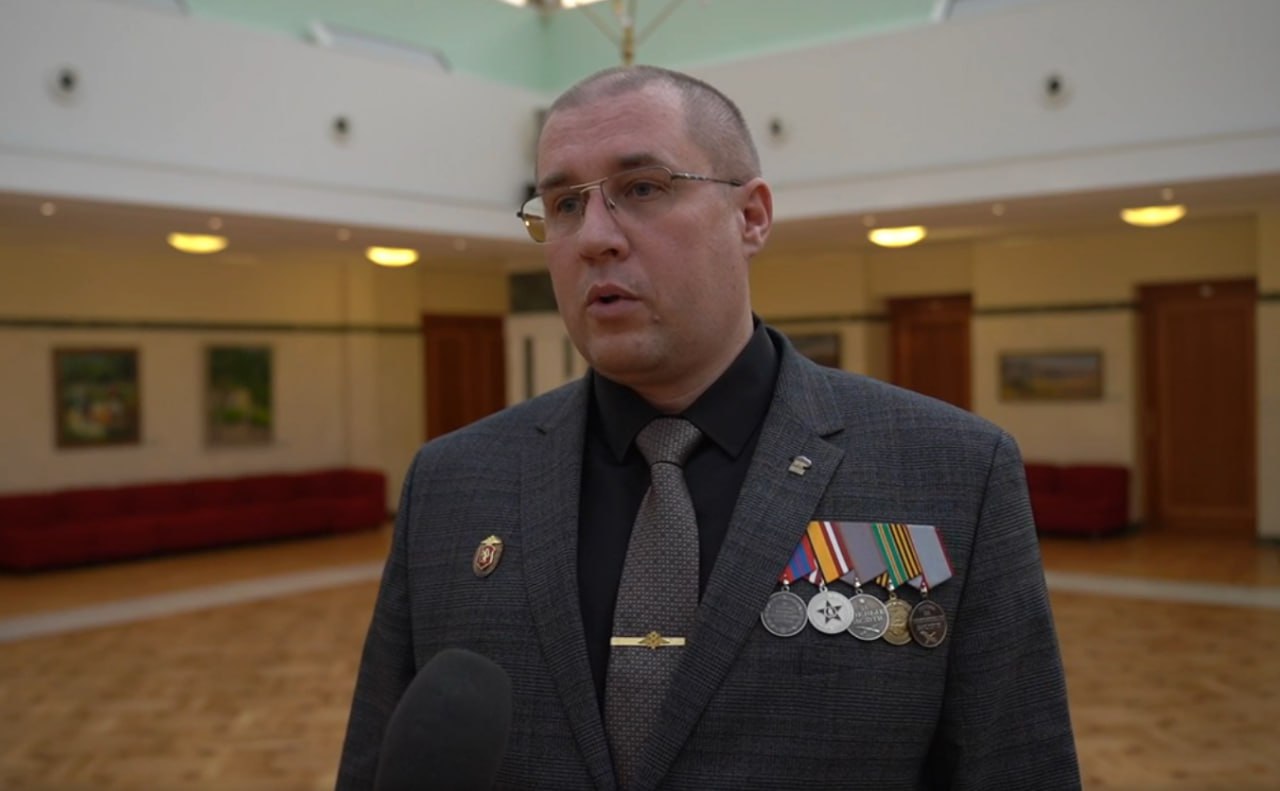 В Екатеринбурге замгубернатора Василий Козлов по поручению губернатора Дениса Паслера обсудил с ветеранами СВО их будущее Речь шла о финалистах программы Управленческие кадры Урала Среди них Андрей Малинин руководитель нижнетагильского Боевого братства Он помогает сослуживцам и воспитывает молодежь Власть готова поддержать идеи ветеранов Сделаем все чтобы им было проще добиться результата заверил Козлов Сам Малинин планирует и дальше работать на благо родного Тагила Сейчас участники программы начинают стажировку в органах власти под руководством опытных наставников Это шанс получить новые навыки и остаться полезным региону уже в мирной жизни Присылайте фото видео и новости OSTagilCity bot