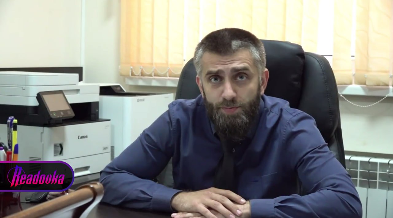В Дагестане задержан гендиректор Каспэнергосбыта по подозрению в мошенничестве Гендиректора компании Каспэнергосбыт Замира Абдурагимова задержали по подозрению в мошенничестве Он продолжал принимать оплату за электроэнергию от жителей Каспийска несмотря на то что его фирма была исключена из реестра поставщиков и не имела права на продажу ресурса сообщает Ъ со ссылкой на следствие Полученные деньги по версии правоохранителей не перечислялись в Россети Северный Кавказ которым фактически принадлежала поставленная электроэнергия По предварительным подсчетам следователей только за август в кассу Каспэнергосбыта поступило около 5 3 млн Эти средства Абдурагимов якобы тратил по собственному усмотрению не уведомляя держателя энергосетей Компания Россети Северный Кавказ направила заявление в органы республики после внутренней проверки Материалы стали основанием для возбуждения уголовного дела Абдурагимову вменяют мошенничество в особо крупном размере Оставляй бусты Подписывайся на Readovka в MAX