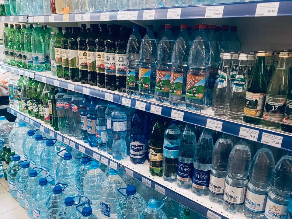 В некоторых городах Республики наблюдается повышенный спрос на бутилированную воду. Все из-за аномальной жары и отключений водоснабжения. Об этом сообщает пресс-служба Минпромторга ЛНР. Один из таких городов — Алчевск. В профильном ведомстве подчеркнули, что дефицита воды в торговых точках этого города нет. А в Стаханове спрос на бутилированную воду объемом 5 литров превышает предложение. «В этой связи, сети намерены увеличить объемы поставок воды. Дополнительные партии в этот город Стаханов — прим. будут направлены уже завтра», — заявили в Минпромторге.