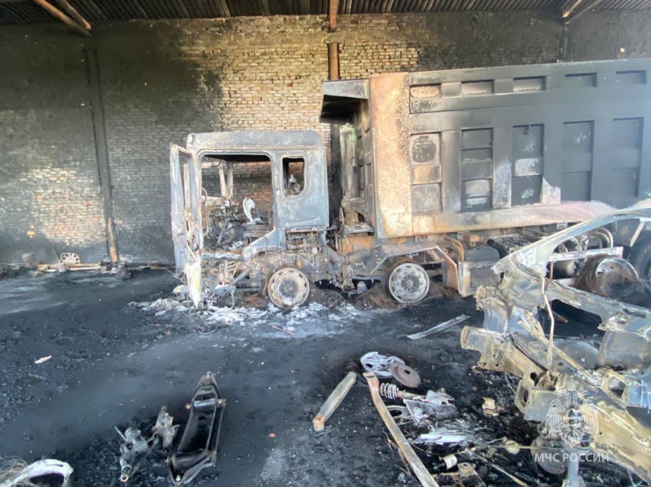 В Гуково 44-летний мужчина погиб при пожаре в автосервисе   ЧП произошло на улице Колодезной. При тушении возгорания обнаружено тело погибшего, сгорели также 6 автомобилей.  Пламя на 1200 квадратах ликвидировали 13 огнеборцев МЧС России и 5 спецмашин.   Что послужило причиной пожара,  установит дознаватель ведомства.