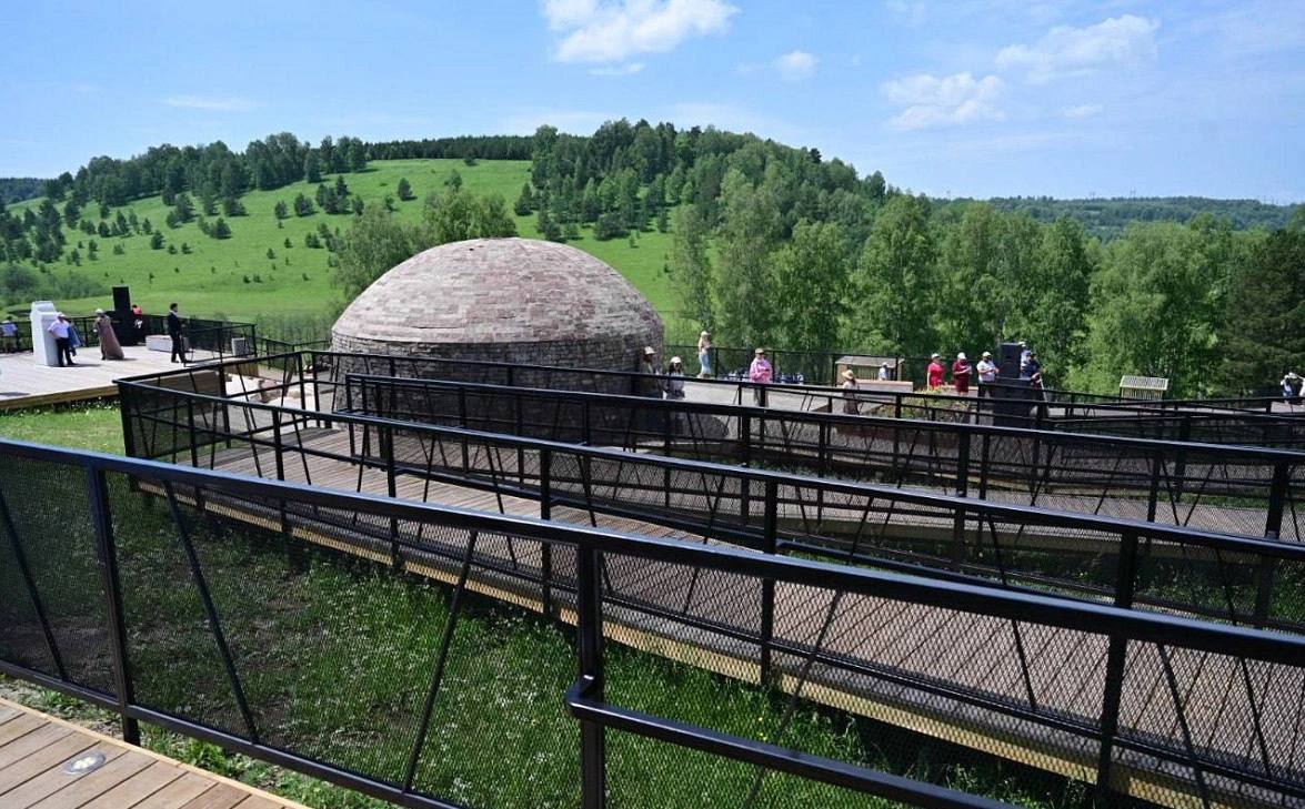 Турпоток в Башкирию за девять месяцев превысил 1 6 млн человек Башкирию за январь сентябрь 2025 года посетили более 1 6 млн туристов Показатель вырос на 1 2 к аналогичному периоду прошлого года сообщил премьер министр республики Андрей Назаров Башкирия по турпотоку остается на третьем месте в Приволжском федеральном округе Республика становится все более привлекательной для отдыха и культурных поездок Рост турпотока говорит о том что мы движемся в правильном направлении Развиваем инфраструктуру расширяем маршруты повышаем качество сервиса сказал премьер На сегодня в республике работают 66 туроператоров предлагающих гостям более 800 туристических маршрутов В их числе научные программы сплавы по рекам горные тропы и пешие путешествия Чаще всего республику посещают туристы из Челябинской Оренбургской Свердловской областей и Татарстана РБК Уфа в Telegram РБК Уфа в MAX