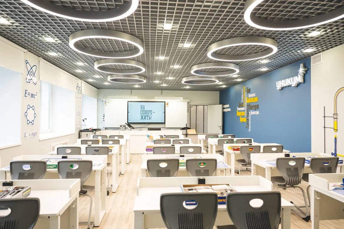 Мурманская область в ТОП 10 абсолютных лидеров по созданию образовательной инфраструктуры Об этом сообщил губернатор Андрей Чибис по итогам совещания под руководством зампредседателя Правительства России Дмитрия Чернышенко В ходе заседания обсудили итоги 2025 года и планы на 2026 год в рамках нацпроекта Молодежь и дети Напомню в прошлом году в рамках нацпроектов и плана На Севере жить мы обновили свыше 500 пространств от детсадов до МАУ Нам важно чтобы ребята получали образование в комфортных и современных условиях Это также влияет на качество знаний Мурманская область в лидерах по результатам сдачи ЕГЭ по математическим и естественно научным предметам отметил Андрей Чибис В этом году планируют обновить 19 зданий детских садов школ и колледжей в Мурманске Кировске Ковдоре Апатитах Коле Мончегорске и Полярных Зорях Заозерске Также будет продолжена программа Арктическая школа благодаря которой обновлено порядка 350 пространств в 100 школ и в каждом 4 м детском саду