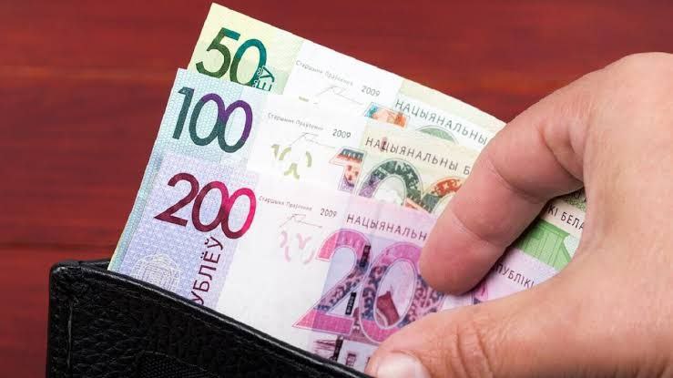 У бюджетников с 1 января вырастут зарплаты Согласно решению с 1 января 2026 года размер базовой ставки составит 297 белорусских рублей Таким образом она будет увеличена на 24 рубля по сравнению с текущим значением