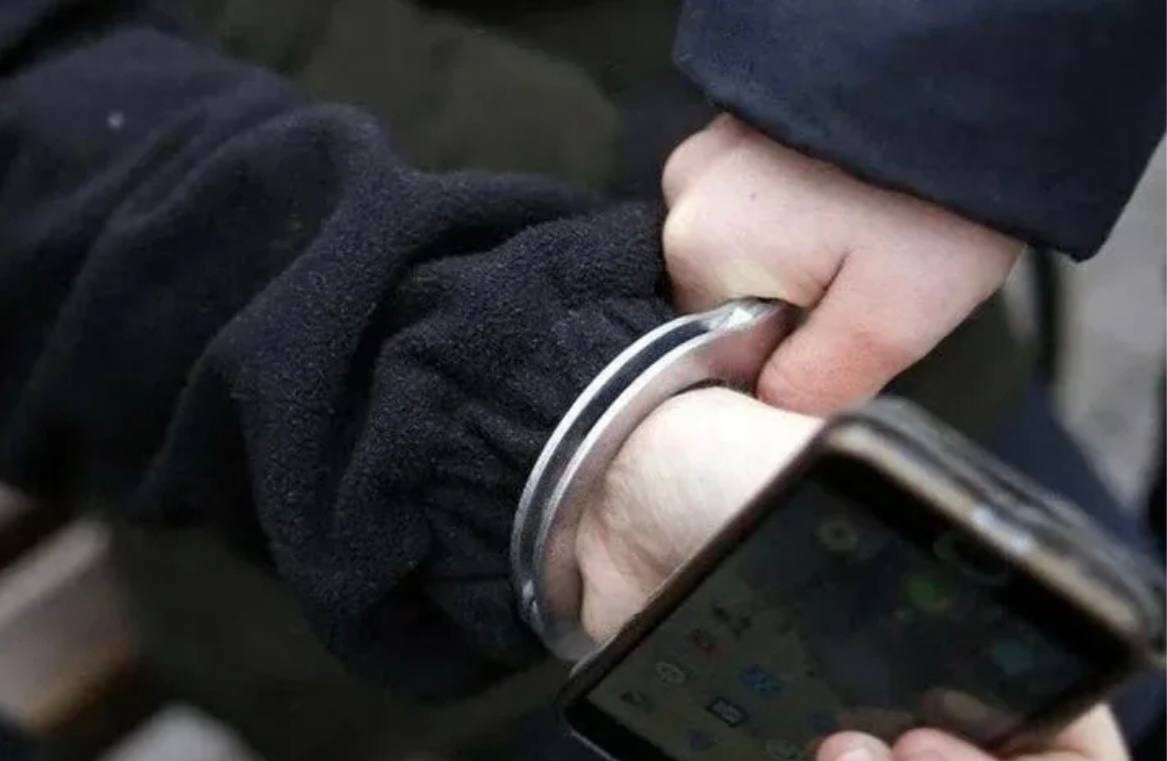 Местный житель похитил мобильный телефон и денежные средства на сумму около 9 тысяч рублей Установлено, что 23-летний житель Ставропольского края, заметил на тротуаре ул.Кирова мобильный телефон и решил присвоил его себе. Далее, посредством СМС мужчина проверил баланс на банковской карте, где обнаружил денежные средства в размере 2700 рублей. Подойдя к прохожему, злоумышленник убедил его в необходимости обналичить всю сумму которую он переведет ему на карту. После проделанных манипуляций мужчина выключил гаджет, достал сим-карту и отправился по месту временного проживания. По горячим следам, сотрудникам полиции удалось установить личность и местонахождение подозреваемого. Сумма ущерба 54-летней местной жительнице составила около 9 тысяч рублей. В отношении задержанного возбуждено уголовное дело по признакам преступления, предусмотренного ч.2 ст.158 УК РФ. Санкция предусматривает максимальное наказание в виде лишения свободы на срок до 5 лет. Связаться с админом