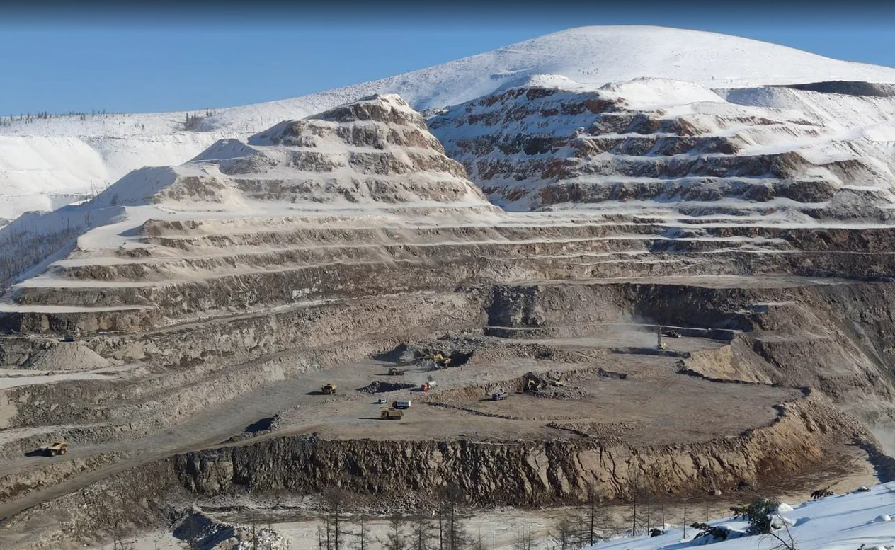 Селигдар подвёл итоги 2025 года на Техническом совете в Алдане Полиметаллический холдинг Селигдар перевыполнил плановые показатели по добыче металлов в 2025 году Итоги работы были подведены в ходе заседания Технического совета прошедшего в Алдане По золотодобывающему дивизиону компания в середине декабря приблизилась к отметке 8 тонн золота превысив годовой план В оловодобывающем дивизионе достигнут исторический максимум 3 300 тонн олова в концентрате что на 38 больше чем в 2024 году Рост обеспечен реализацией масштабной программы модернизации и технического перевооружения производственных комплексов ПАО Русолово В рамках Техсовета руководство холдинга посетило ключевые производственные площадки комплексы Рябиновый и Нижнеякокитский а также ЗИФ Хвойное На Рябиновом была представлена вторая очередь цеха полусухого складирования позволившая улучшить экологические показатели На Нижнеякокитском осмотрен модернизированный завод кучного выщелачивания Также обсуждались вопросы повышения операционной эффективности технического перевооружения геологоразведочных и горных работ а также планы по дальнейшей цифровизации производства Генеральный директор ПАО Селигдар Сергей Татаринов отметил что все подразделения холдинга продемонстрировали стабильную работу даже в сложных погодных условиях а повышение эффективности останется одним из ключевых приоритетов компании в 2026 году Селигдар итогикомпаний2025