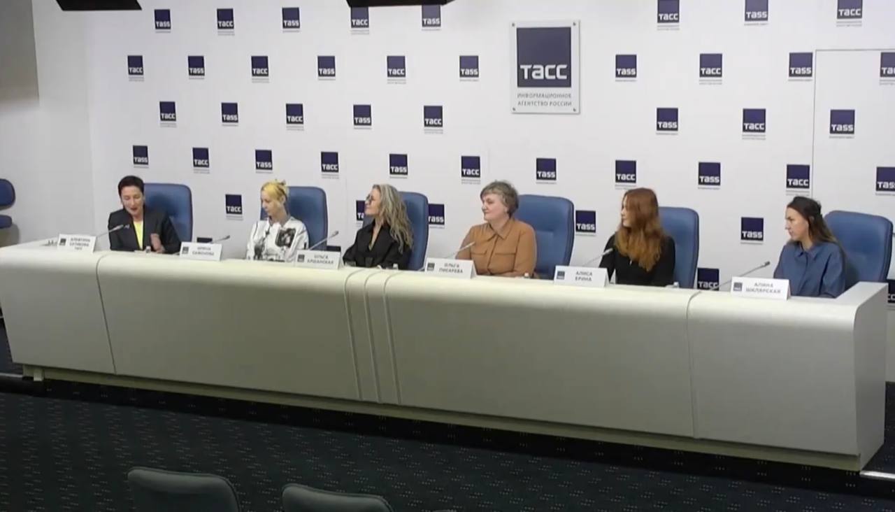 Сегодня в ТАСС состоялась пресс конференция посвященная VII Международному фестивалю светового и медиаискусства Ночь света О программе фестиваля его концепции истории и участниках рассказали директор фестиваля Ольга Аршанская заместитель директора по экскурсионно просветительской деятельности музея заповедника Гатчина Ольга Писарева мультимедиа дизайнер специалист по созданию иммерсивного медиаконтента Алиса Ерина драматург Алина Шклярская и куратор фестиваля Ирина Сафонова Посмотреть трансляцию можно здесь Темой фестиваля этого года стала игра от детской мечты до цифровой реальности от стратегии до интуиции Световые инсталляции архитектурный мэппинг медиаарт зрители увидят более 20 авторских проектов созданных как признанными так и молодыми художниками и дизайнерами а также студентами творческих вузов Ночь света пройдет в Дворцовом парке с 28 по 30 августа Билеты на сайте