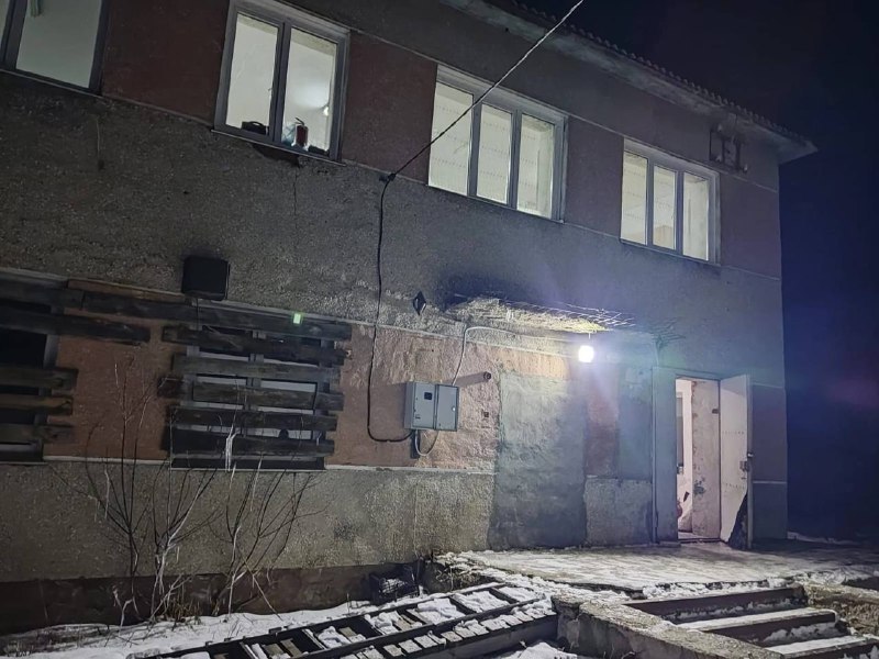 Руководителю социального центра где погибли 8 постояльцев предъявили обвинение в Алтайском крае В конце ноября прошлого года постояльцы общественной организации в селе Калистратиха Калманского района стали поступать в медучреждения с симптомами инфекционного заболевания Следствие установило что в 2023 году подозреваемый стал оказывать пенсионерам инвалидам и маломобильным гражданам социальные услуги с постоянным проживанием При этом помещение не было приспособлено для таких целей Выяснилось что в учреждении не соблюдались санитарные правила и нормы В пробах еды компота и супа обнаружили ДНК шигелл ставшие возбудителями заболевания В результате от шигеллеза скончались 8 постояльцев Еще 22 подопечным был причинен вред здоровью Накануне прокуратура региона утвердила обвинительное заключение по делу и передала его в суд Руководителя соццентра обвиняют в выполнении работ и оказании услуг не отвечающих требованиям безопасности повлекших по неосторожности смерть двух и более лиц