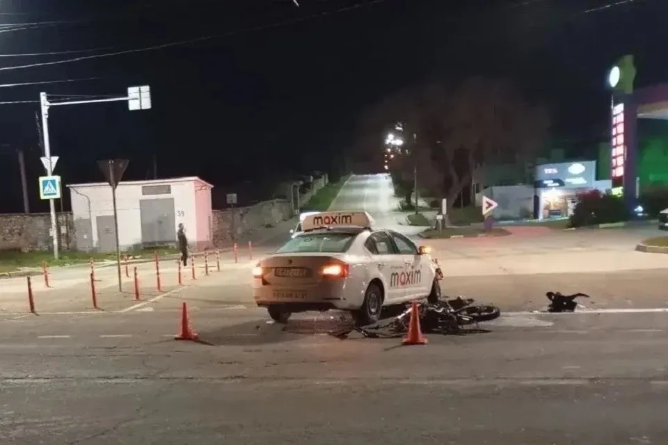 В ДТП в Севастополе пострадали двое 16 летних подростков Авария произошла в 22 45 34 летний мужчина ехал за рулем такси по улице Пожарова Неподалеку от дома 11 водитель решил повернуть налево Однако таксист не уступил дорогу питбайка В итоге транспортные средства столкнулись В результате ДТП пострадали два человека Травмы получили водитель и пассажир питбайка Обоим подросткам по 16 лет Пострадавших увезли в больницу Подписывайся на truekpcrimea Наш канал в MAX