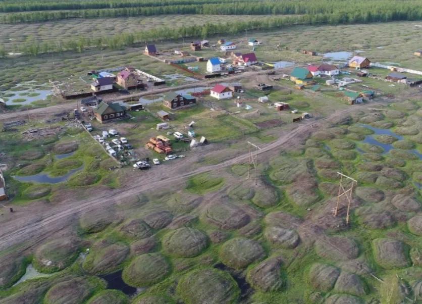 Ученые бьют тревогу из за деградации мерзлоты в Якутии предложив меры противодействия Ученые Института мерзлотоведения им П И Мельникова СО РАН оценивают что около 40 территории Якутии подвержено опасным процессам из за таяния вечной мерзлоты Деградация мерзлоты усугубляемая климатическими изменениями приводит к разрушению почв и ландшафтов это одна из главных угроз для региона Так на территории Илин Энэр заречных районов Центральной Якутии за последние 90 лет отмечается 4 разных периода с разными стационарными значениями средней годовой температуры воздуха 1987 1988 годы являются рубсжом рубежом современного потепления климата когда произошел резкий сдвиг температуры в сторону повышения e Следующий сдвиг произошел в середине 2000 х годов и продолжается до настоящего времени Потепления конца 1980 х всего периода 1990 х годов и со второй половины 2000 х времени оказали большое влияние на развитие мерзлотных ландшафтов В первую очередь с этими фазами связана активизация термокарста в безлесных ландшафтах Центральной Якутии Если до 1988 го года термокарстовые просадки были только единичными то в первой фазе потепления с 1988 по 2005 гг началось широкое ихих развити развитие а во второй фазе после 2006 г начальные формы термокарстовых просадок стали почти повсеместными В связи с этим карты зонирования и долгосрочной устойчивости мерзлотных ландшафтов должны быть основным планирующим документом развития муниципальных территорий в условиях глобального потепления климата в зонах геокриологического риска Во избежание негативного влияния здания на растепление мерзлого основания зданий в условиях Илин Энэр необходимо учесть следующие мероприятия 1 Качественная работа вентилируемого подполья 2 Уборка снега вокруг здания 3 Уплотнение снежного покрова 4 Создание дополнительной грунтовой отсыпки Для защиты территории от негативных криогенных процессов необходимо предусмотреть следующие мероприятия 1 При выборе осваиваемых площадей под сооружения сельскохозяйственные угодья подсобные участки и т д исключить использование участков примыкающих к существующим оврагам полигональным бугристо просадочным образованиям былларам 2 Для предупреждения развития термоэрозии стараться сохранять естественный почвенно растительный покров и предотвращать создание дополнительных дорог вдоль уклона поверхности 3 В борьбе против развития зачаточного термокарста важнейшим условием является обеспечение естественного поверхностного стока чтобы не создавать подпруд на пути стока 4 Для борьбы против развития криогенных процессов также можно использовать теплоизоляционные покрытия которые существенно сокращают глубину сезонного протаивания Подписывайтесь на ТР в MAX ВКонтакте Telegram