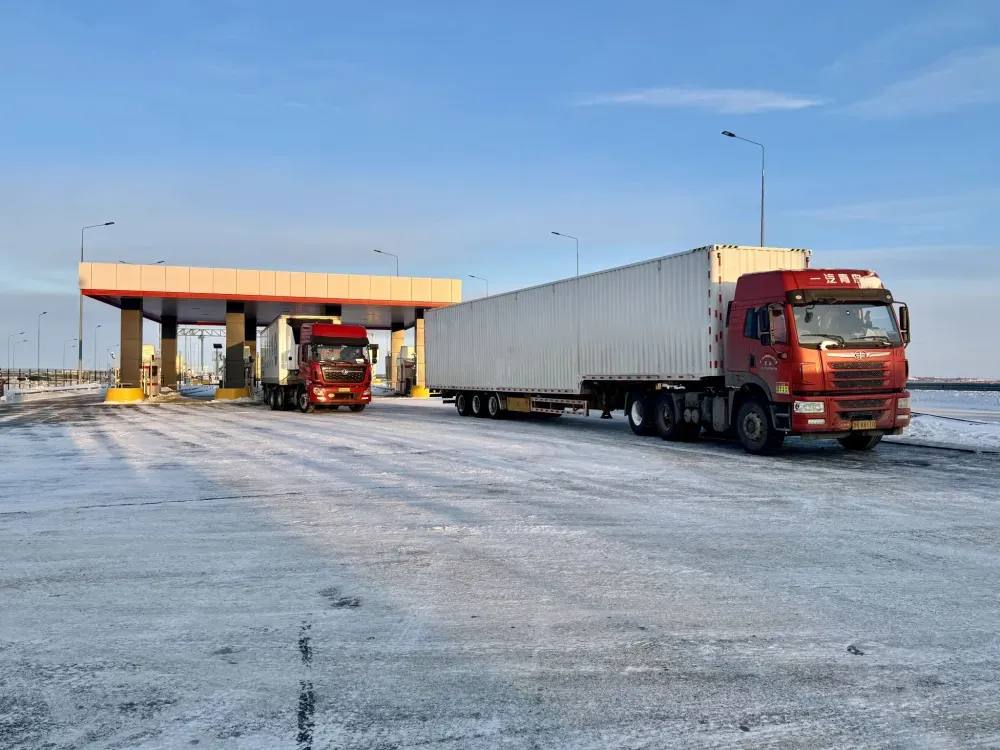 Поток грузовиков вырос на одном из пунктов пропуска Амурской области сейчас таможенники в пункте пропуска Кани Курган оформляют в среднем 230 грузовых автомобилей в сутки За прошедшие 10 месяцев в международном автомобильном пункте пропуска МАПП Кани Курган таможенники оформили почти 70 тысяч грузовых машин Транспортный поток на этом участке российско китайской границы вырос на 30 процентов по сравнению с данными годичной давности Сейчас таможенники в пункте пропуска Кани Курган сопредельный в КНР Хэйхэ оформляют в среднем 230 грузовых автомобилей в сутки а в дни пиковой нагрузки почти 400 машин что значительно превышает его пропускную способность Грузооборот через пункт пропуска в импортно экспортном направлении за январь октябрь составил 654 2 тысячи тонн что почти в два раза больше чем за 10 месяцев прошлого года рассказали в пресс службе Хабаровской таможни Таможенное оформление в МАПП ведется круглосуточно Это позволяет исключить скопление транспорта перед пунктом пропуска и на его территории Подробности