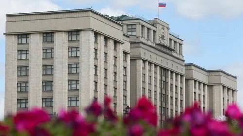 В России могут ввести нестандартный инструмент решения жилищного вопроса – облигации накопительных квадратных метров. Такую инициативу обсуждают Минфин и Банк России.   Сегодня для приобретения недвижимости нужно оплатить ее стоимость своими средствами или заемными, взяв их в ипотеку у банка. Но не все имеют достаточные для этого ресурсы.   Выходом могут стать специальные ценные бумаги - облигации квадратных метров. Гражданин приобретает не сразу всю квартиру, а ту часть, на которую хватает средств - например, 5, 10 или 15 «квадратов». Затем он может докупить еще или, если захочет, продать актив.   Накопив нужное количество облигаций, владелец сможет обменять их на конкретное жилье.   Уважаемые читатели! По вашему мнению насколько востребованной станет эта инициатива, поможет ли она решить вопрос с покупкой квартиры или дома? Своим мнением поделитесь в комментариях.
