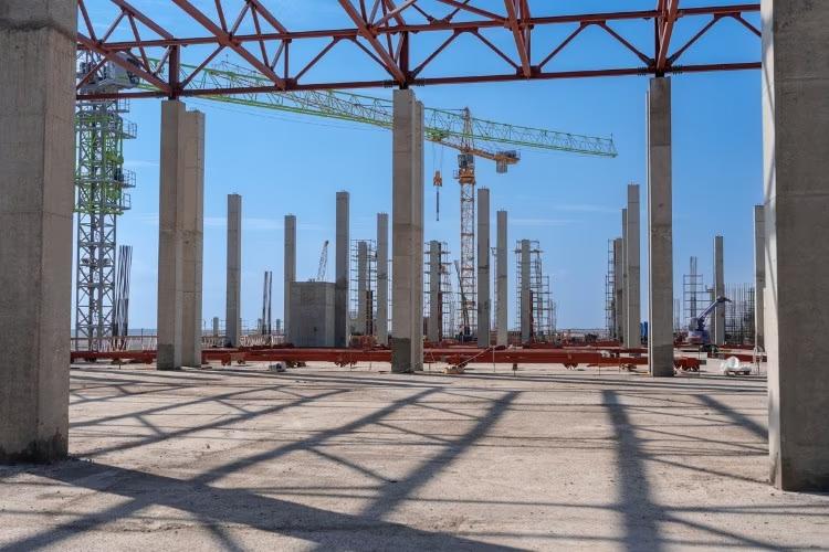 Новый терминал аэропорта Краснодар достроят к 2027 году Об этом сообщили в пресс-службе ГК «Аэродинамика». Работы начались осенью 2023 года. На данный момент завершён монолитный этап, строятся внутренние стены, монтируется фасад, инженерные системы и остекление. Параллельно возводят административное здание. До конца 2025 года подрядчики собираются закончить установку декоративной кровли и внешних инженерных сетей. После этого начнётся благоустройство территории, включая устройство подъездных дорог и парковок. Кроме того, уже в 2025 году стартует строительство пассажирского перрона площадью 193 тыс. кв. м. Он будет включать 28 мест стоянки для самолётов и три рулёжные дорожки. Новый аэровокзал станет частью Южного экспортно-импортного хаба и входит в Стратегию социально-экономического развития Краснодарского края до 2030 года. Реализация проекта поддержана соглашением о защите и поощрении капиталовложений, заключённым Минэкономразвития РФ, администрацией региона и аэропортом. Отправить новость Подписаться