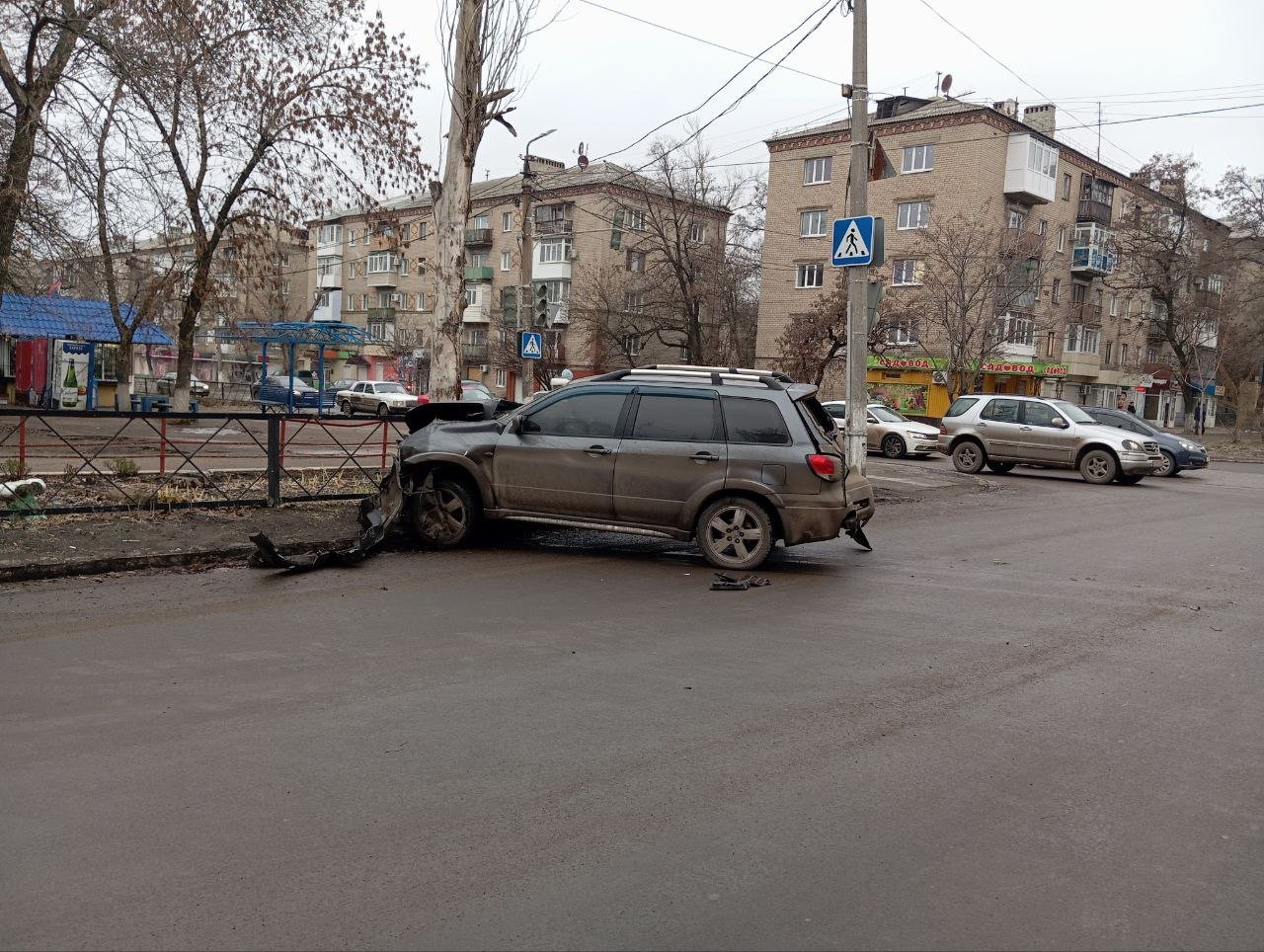 ‍ Полицейские установили обстоятельства ДТП в Горловке   21 декабря в Центрально-Городском районе Горловки произошло дорожно-транспортное происшествие, в результате которого женщина-пассажир одной из машин получила значительные телесные повреждения.   Автоинспекторы установили, что 24-летний водитель автомобиля Mitsubishi Lancer, двигавшийся по ул. Пушкинской, не уступил дорогу автомобилю Mitsubishi Outlander, который двигался по главной дороге  ул. Комсомольской  и совершил столкновение.    В результате ДТП 42-летняя женщина, находившаяся в автомобиле виновника автопроисшествия, получили травмы в виде закрытого перелома ребер и закрытого перелома поясничного отдела позвоночника и была доставлена в лечебное учреждение.    Нарушитель ПДД отделался ссадинами и ушибами, ему оказана медицинская помощь