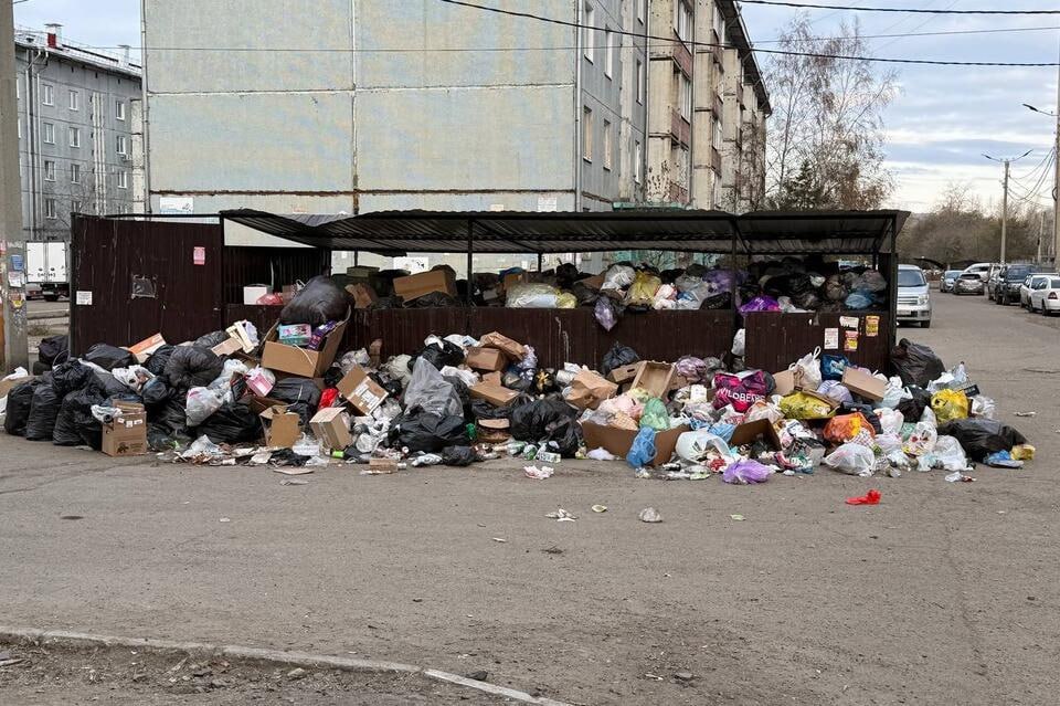 Прокуратура заявила о провале системы обращения с отходами в Забайкалье На расширенной коллегии под руководством прокурора края Александра Яновского признали система обращения с отходами в регионе длительное время не отвечает требованиям закона По данным природоохранной прокуратуры в Забайкалье фактически отсутствует эффективная система переработки и раздельного сбора отходов При этом проверки уже дали результаты Регоператор снизил тариф на вывоз мусора с 1070 до 790 руб м³ сделан перерасчёт более чем на 1 млн рублей Обустроено 20 новых мест накопления и приведено в порядок 308 контейнерных площадок Ликвидировано более 50 незаконных свалок Разработан дополнительный комплекс мер для исправления ситуации ZAB RU Проголосовать