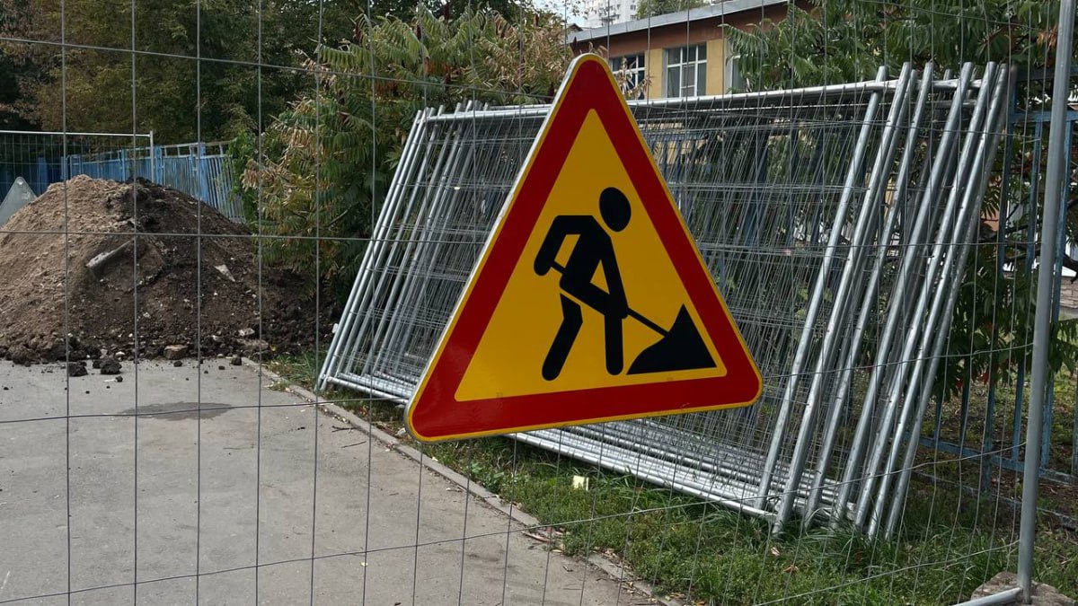 В центре Самары перекрыли два оживленных участка дорог Первый находится вблизи строящейся станции метро Театральная Проезд закрыт на перекрестке улиц Галактионовской и Красноармейской с 5 00 24 по 20 00 30 октября Здесь будут переустраивать трамвайные пути В связи с перекрытием дороги изменится и график общественного транспорта трамваев маршрутов 1 3 5 15 16 20 20к 22 а также автобусов маршрутов 34 90 226 Подробный план следования опубликовали на сайте Второй участок дороги перекрыли на улице Авроры от ул Гагарина в сторону Мориса Тореза Проезд запрещается с 22 00 23 октября по 20 00 27 октября Здесь сотрудники РКС Самара начали ремонт водопроводной линии В организации также предупредили что возможны отключения воды ГТРК Самара MAX lВК lОК lСАЙТ