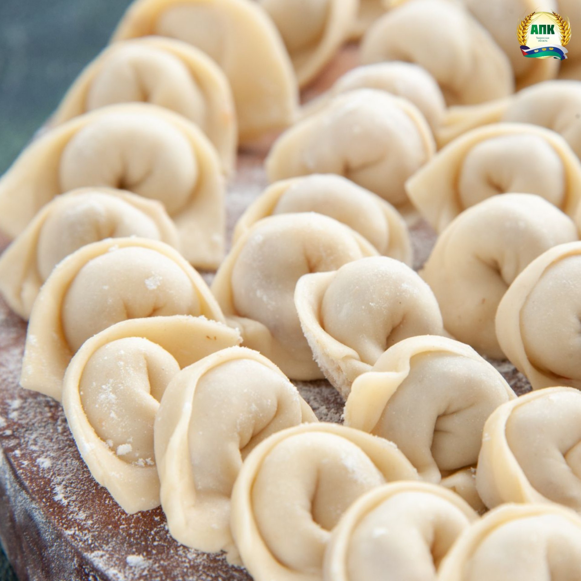 18 февраля отмечается Всемирный День пельменей Пельмени это символ домашнего тепла сибирского характера и семейных традиций А ещё гордость наших производителей В Тюменской области успешно работают предприятия по производству мясных изделий которые радуют жителей качественной продукцией Например в марте 2025 года Ишимский мясокомбинат выпустил новинку пельмени Полярная коллекция Продукция ориентирована как на жителей северных округов так и на южан чтобы каждый мог выбрать пельмени по душе Также 14 февраля в Тобольске на Базарной площади прошел гастрономический фестиваль Пельменный съест Тысячи гостей съехались чтобы разделить любовь к главному зимнему блюду Этот праздник давно стал местом встречи для всех кто ценит сибирскую кухню и душевное гостеприимство Мы в Max АПК