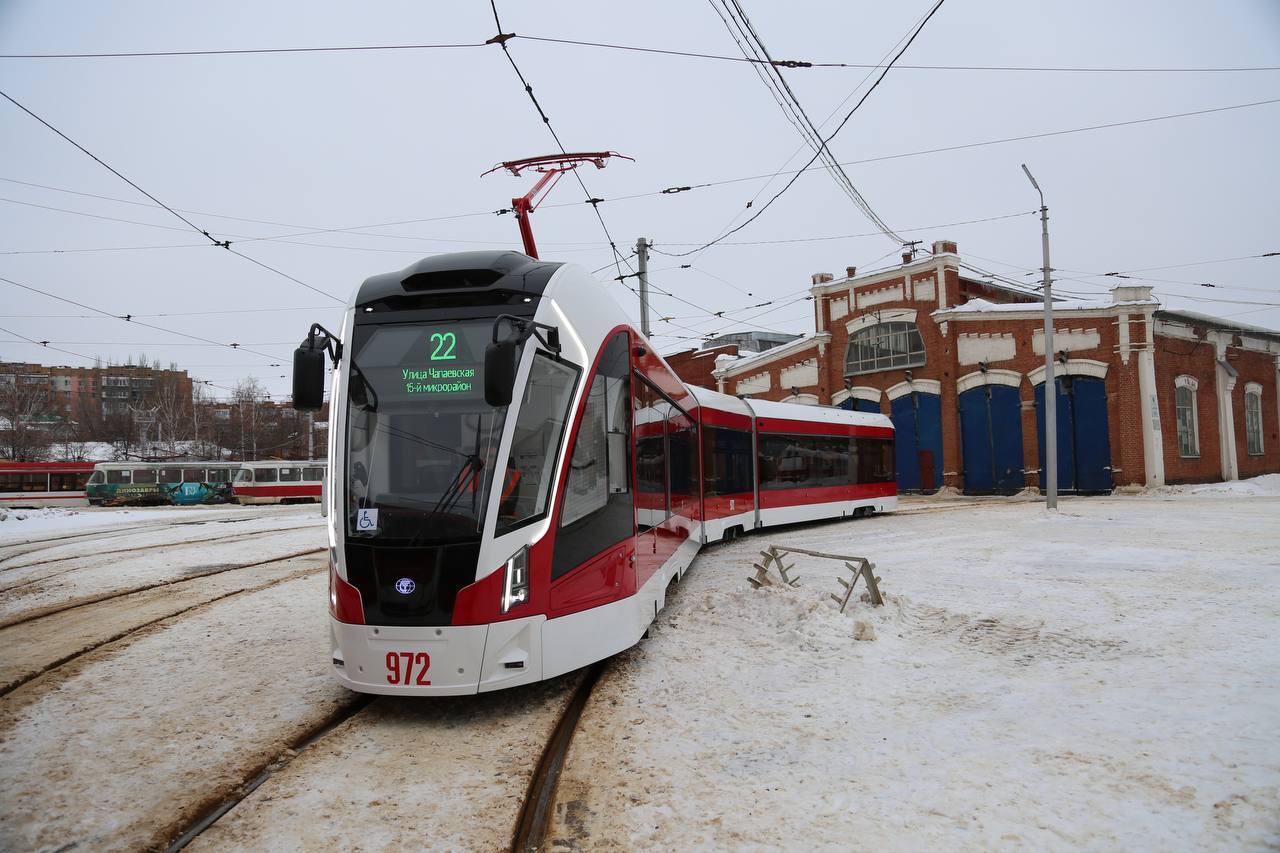 В Самаре на базе депо ТТУ открыли Центр технического сопровождения новых трамваев компании «ПК Транспортные системы». Здесь будет проходить гарантийное сопровождение новых трамваев, которые в течение двух лет поступят в Самару.    «Парк трамваев Самары активно обновляется, новая техника поступает в город с конца 2024 года. Компания-производитель обязана в течение гарантийного срока обеспечивать гарантийное сопровождение каждого нового трамвая марок «Витязь М» и «Львенок». Специалисты компании уже прибыли в Самару. Для удобства мы организовали отдельную площадку для этой работы в депо», – рассказал заместитель главы города Самара Сергей Маркин.  samadm.ru/media/news/52786/