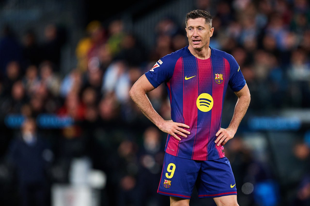 Барселона просила Левандовского поменьше забивать Интересный факт из автобиографии футболиста Сезон 2022 2023 первый год Роберта в клубе Каталонцы обеспечили чемпионство за месяц до конца Ла Лиги Но поляку было всё равно в 35 м и 36 м туре он отличился по разу Тогда руководство обратилось к форварду мол нам не нужно так много голов успокойся Левандовский ничего не понял Сначала он был в шоке Но позже осознал это нужно было чтобы избежать дополнительных выплат Баварии В последних двух играх Роберт не забил И вряд ли это случайность Match TV Bruno Penas Getty Images