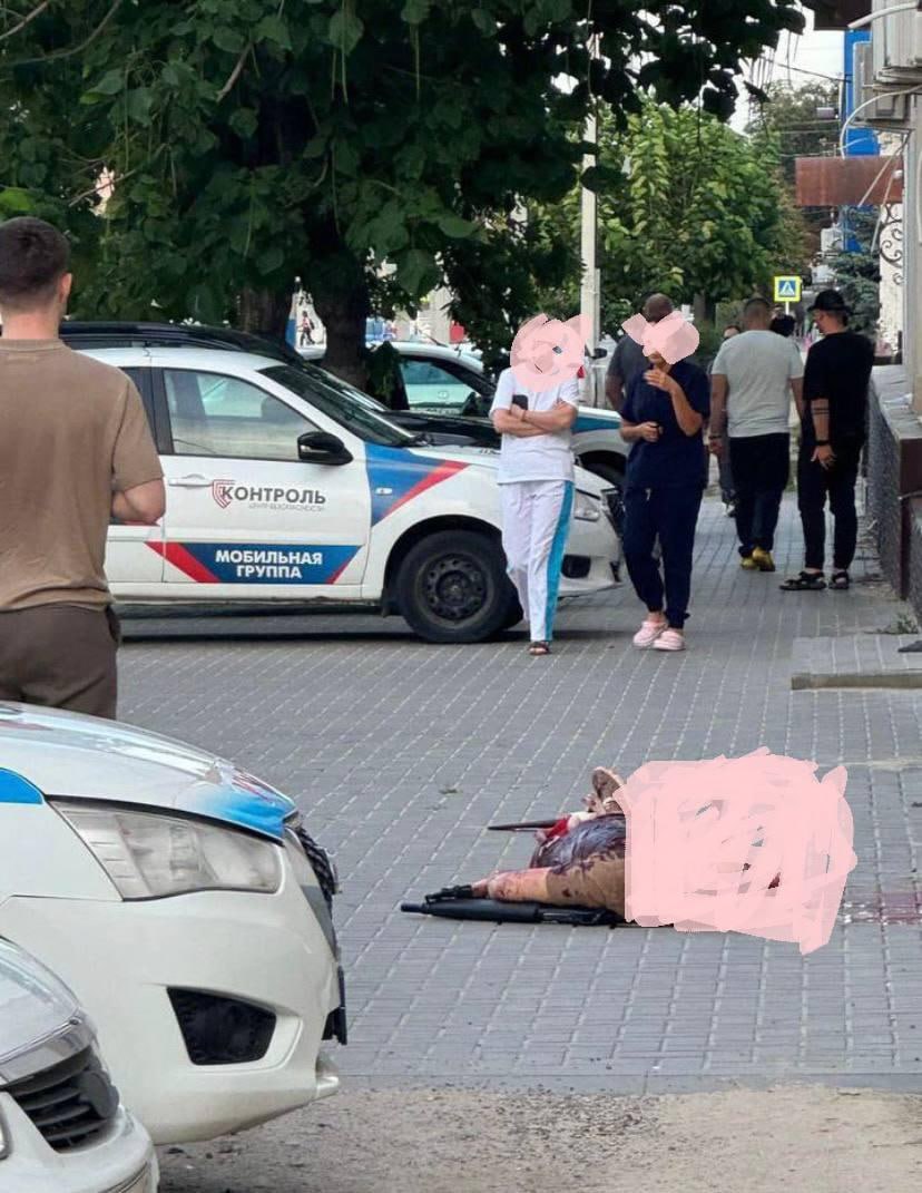 В России убили федерального судью, отрезали ему член и положили в рот. По предварительным данным, военный приревновал жену к федеральному судье Василию Ветлугину, подкараулил его и расстрелял из «Сайги». Труп нашли с ножом, воткнутым в глаз.
