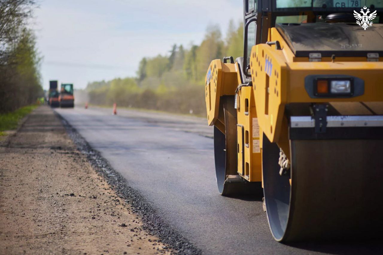 К 2030 году в новых регионах восстановят 12 тысяч км дорог К 2030 году общая протяженность восстановленных дорог в Новороссии и Донбассе достигнет 12 тысяч километров Первый заместитель министра транспорта России Константин Пашков сообщил что эта цифра составит 56 от всей сети где сегодня ведется дорожная деятельность В 2025 году в новых регионах уже восстановили свыше 2 6 тысячи километров дорог Согласно планам с 2026 по 2030 год предстоит отремонтировать ещё 4 900 км автодорог В ДНР восстановлено 804 км дорожного покрытия в ЛНР 1000 км в Запорожской области 354 км в Херсонской области 388 км в том числе за счет федерального бюджета В период с 2026 года по 2030 год планируем восстановить еще 4900 км дорог заявил Константин Пашков Общий объем финансирования этих работ из федерального бюджета прогнозируют в размере 700 млрд рублей Сайт ВК ОК MAX Администрация Херсонская область VGA Kherson SALDO VGA