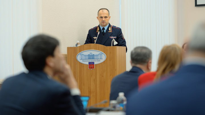 Руководитель УМВД России по Мурманской области отчитался перед депутатами облдумы о достижениях 2025 года По словам Алексея Веселовского общее число зарегистрированных преступлений в регионе за год сократилось на 17 8 Количество тяжких и особо тяжких преступлений уменьшилось на 11 7 Отмечается положительная динамика в борьбе с имущественными преступлениями хищения снизились на четверть 25 1 кражи на 28 4 грабежи на 46 5 а разбойные нападения сократились вдвое 50 Число мошенничеств всех видов уменьшилось на 18 4 Фото УМВД России по Мурманской области Все самые важные новости Telegram MAX