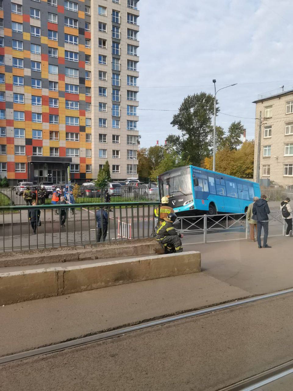 Земля поглотила лазурный автобус с пассажирами на Кронштадтской улице в районе «Автово».   Предварительно известно, что в итоге никто не пострадал — По водитель и пассажиры быстро выскочили из автобуса.