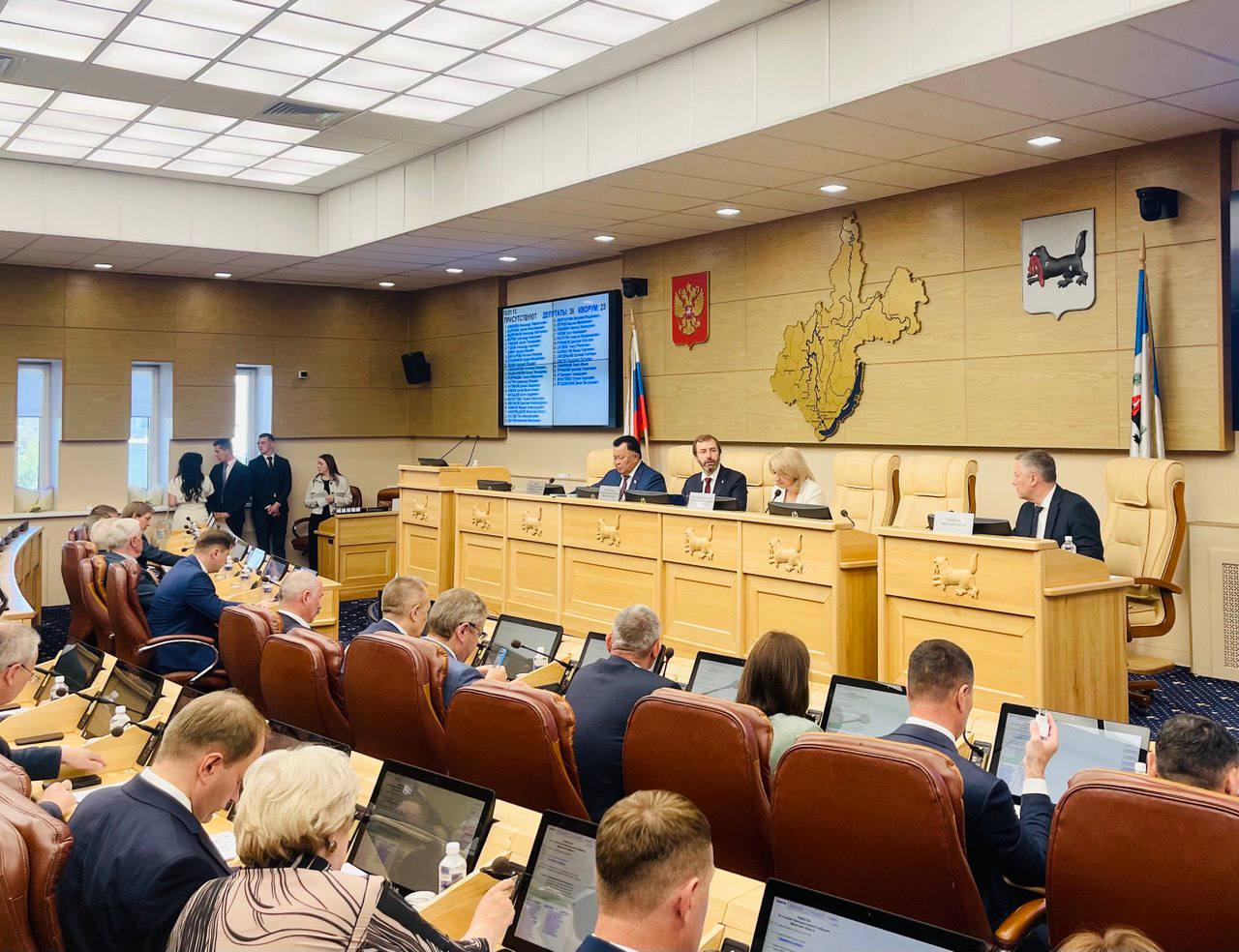 Началась 24-я сессия Законодательного Собрания под председательством спикера областного парламента Александра Ведерникова. В ней принимает участие губернатор Иркутской области Игорь Кобзев. Депутаты рассмотрят 25 вопросов, среди которых утверждение кандидатур для награждения Почетным знаком им. Ю.А. Ножикова «Признание». Также в повестку включен блок вопросов, касающихся развития местного самоуправления и государственного строительства. Во втором чтении будут рассмотрены изменения в закон о пассажирских перевозках. В частности, планируется предусмотреть компенсацию из областного бюджета частным транспортным компаниям за перевозку льготников, а также увеличить процент доли межмуниципальных маршрутов регулярных перевозок по регулируемым тарифам. Предполагается довести этот показатель до 30%, сейчас он составляет около 12%. Кроме того, на сессии будет принят проект постановления «О Днях Усть-Илимского муниципального округа Иркутской области в Законодательном Собрании Иркутской области».