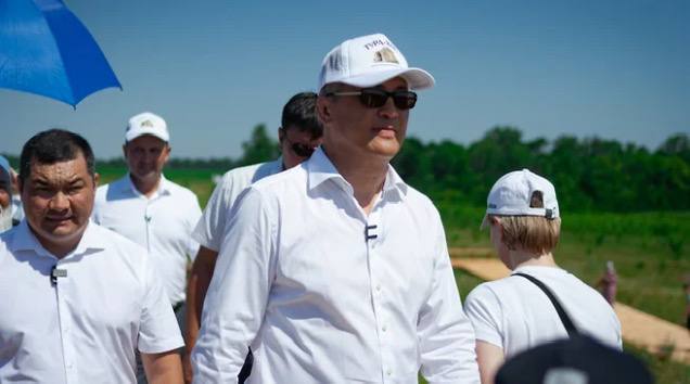 Глава Башкирии Радий Хабиров занял 18 е место в октябрьском рейтинге влияния региональных руководителей по версии Агентства политических и экономических коммуникаций По итогам августа и сентября он занимал 16 строчку Фото Идэль Гумеров Подписывайтесь на Ъ Уфа Оставляйте бусты