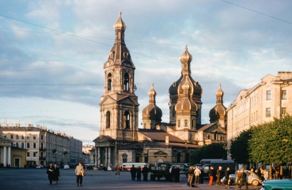 От властей Петербурга потребовали восстановить взорванный храм    Градозащитники просят властей согласовать альтернативный проект реконструкции вестибюля станции метро «Сенная площадь». По их словам, это нужно, чтобы воссоздать храм Спаса на Сенной, который был взорван в 1961 году по распоряжению архитектора и автора генплана Ленинграда Валентина Каменского.      «Просим Вас оказать деятельное содействие в вопросе организации конструктивного диалога между представителями компаний Ленметрогипротранс, Метрополитен, администрации города с тем, чтобы своевременно достигнуть понимания в вопросе необходимости скорейшего воссоздания бесценной для Санкт-Петербурга доминанты Спас на Сенной и начать реализацию этого проекта», — говорится в обращении градозащитников.    В 2026 году запланирована реконструкция наклонного хода станции «Сенная площадь». Градозащитники обращают внимание, что нынешний вестибюль «небольшим фрагментом со служебными помещениями заходит на территорию бывших фундаментов собора».     Храм Спаса на Сенной, 1950-е годы  Фото: «SOS СПб СНОС» / Telegram