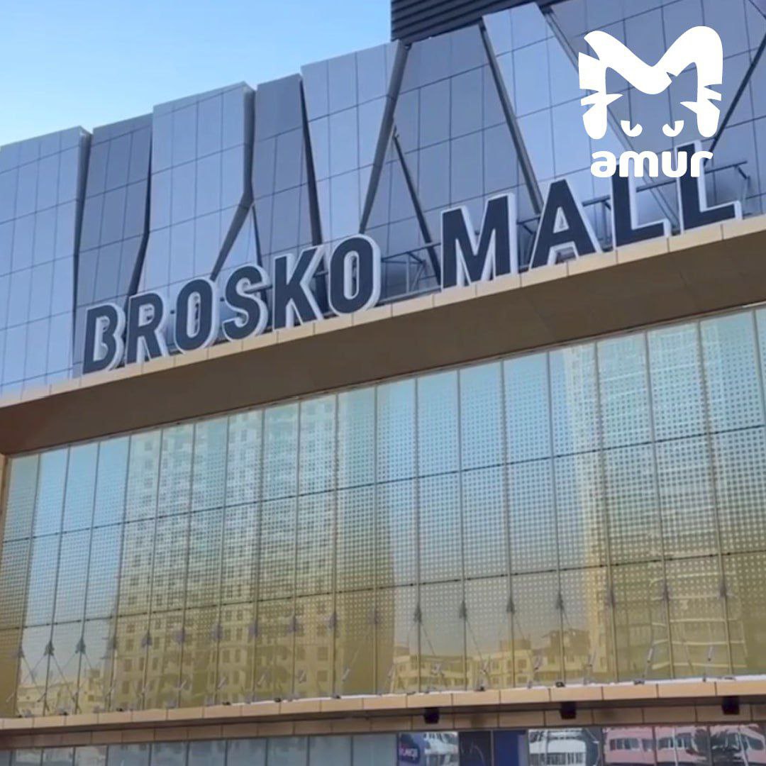 Хабаровчанку кинули на квартиру, выигранную в ТЦ "Броско Молл". Для этого руководство изменило правила. Чтобы стать обладателями квадратов, участникам конкурса "Получи ключи" нужно было всего лишь лично прийти на розыгрыш. У женщины, чей номер выпал, ведущий вдруг потребовал оригинал купона — хотя о таком никого не предупреждали. В итоге жильё уплыло другому. Несправедливо обиженная дама молчать не стала и пошла в суд. Выяснилось, что в рекламе — враньё, а отказ ей в выигрыше незаконен. Теперь хабаровчанке выплатят больше 4 млн ущерба и компенсацию морального вреда.