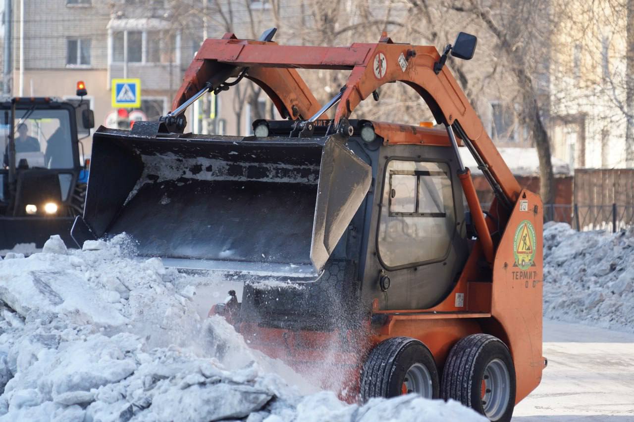 Вот уже десять дней МБУ «Дорожник» работает на дорогах города в усиленном режиме и с привлечением подрядчиков. Закончить работы по установленному графику оно должно к 27 января, но вижу, что они этого сделать не успеют.   Планировалось, что предприятие вывезет около 150 000 кубометров снега по всем участкам, которые были обозначены. Но звенья техники сейчас только приступили к улице Мухина на участке от улицы Карла Маркса до улицы Кручинина, а уже вывезено 129 000 кубометров снега.   Отпускать муниципальное бюджетное учреждение в свободное плаванье пока бессмысленно, поэтому будем продлевать работу с привлечением подрядных организаций и после 27 января. Город должен быть очищен!