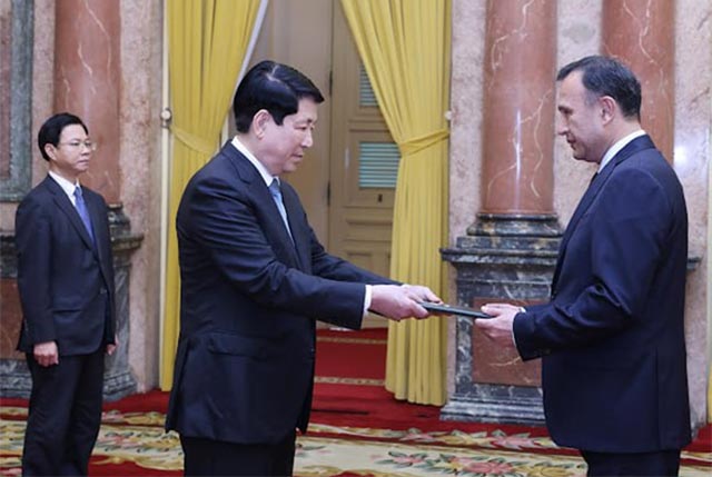 Посол Узбекистана нов вручил верительные грамоты Президенту Вьетнама Чрезвычайный и Полномочный посол Узбекистана с резиденцией в Джакарте Ойбек Эшонов вручил верительные грамоты Президенту Социалистической Республики Вьетнам Лыонгу Кыонгу Официальная церемония состоялась в Президентском дворце в Ханое сообщает ИА Дунё English O zbek tilida Ўзбек тилида На русском iOS Android