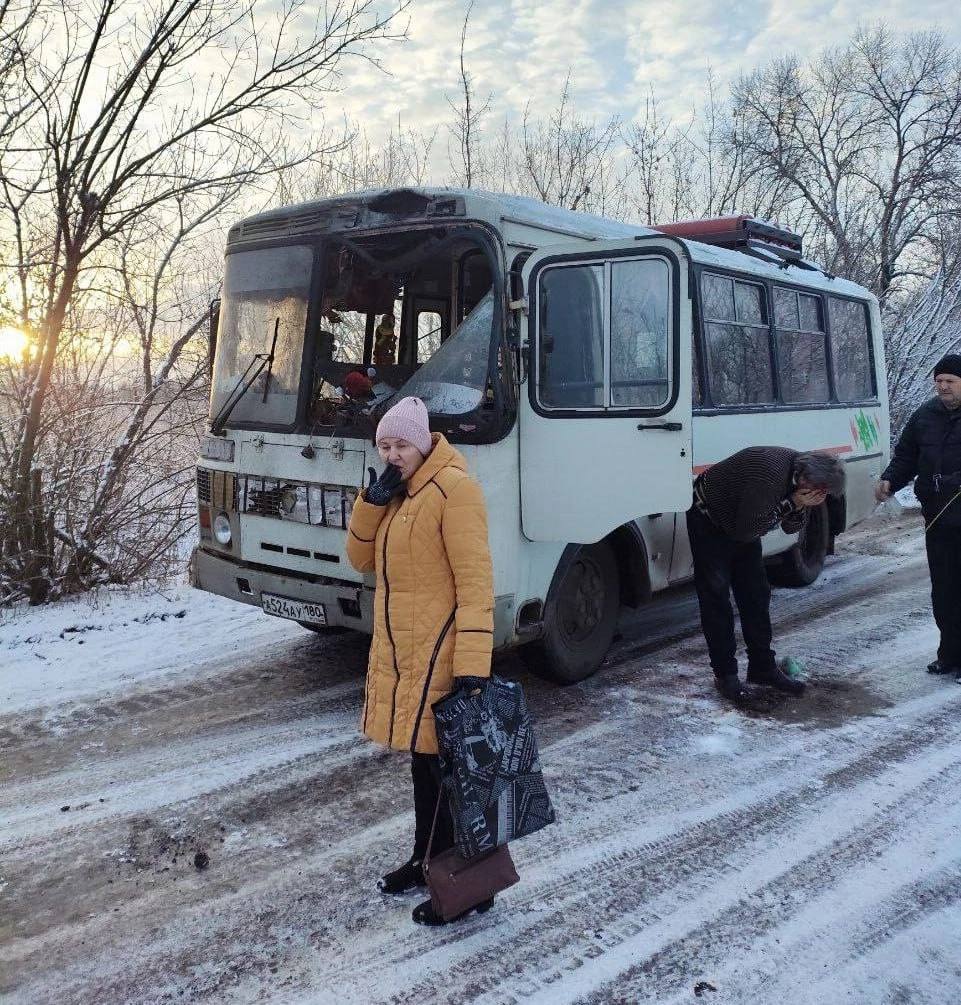 УКРАИНСКИЙ ДРОН АТАКОВАЛ ОЧЕРЕДНОЙ АВТОБУС В П. ГОЛЬМОВСКИЙ  Украинские террористы атаковали еще один городской автобус в Горловском округе — в поселке Гольмовский.  Количество раненых в результате атаки на первый автобус горловчан увеличилось до восьми, — сообщил глава Горловки Иван Приходько.