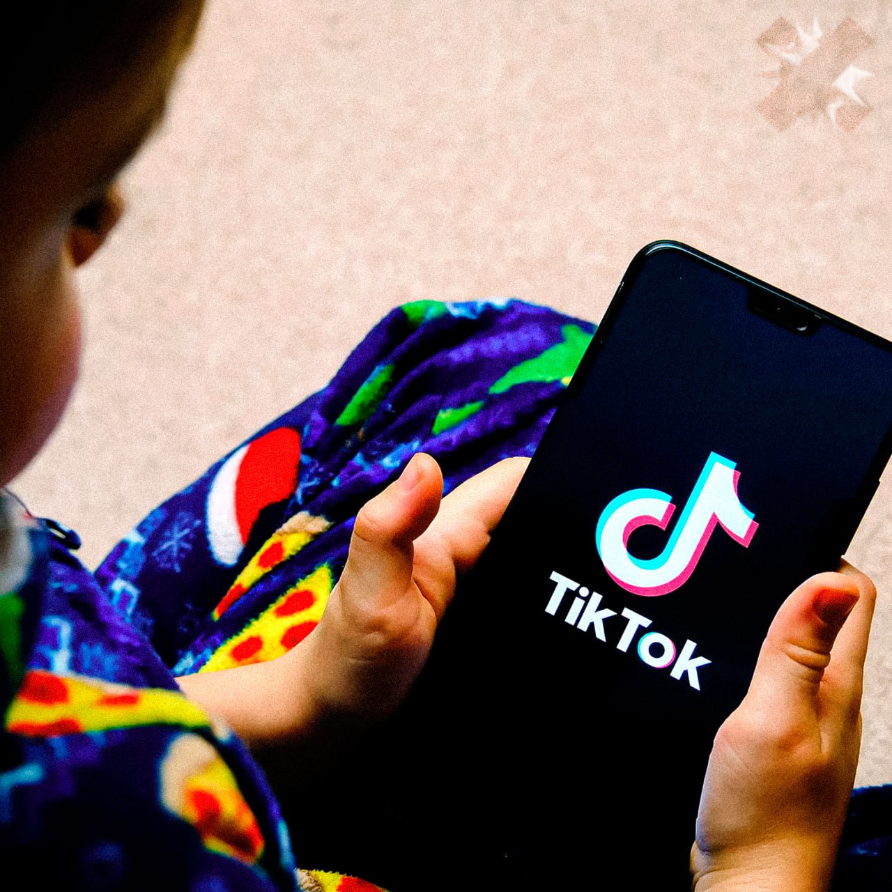 TikTok будет проверять возраст пользователей в Евросоюзе Платформа ByteDance планирует анализировать профили и поведение чтобы определить кто младше 13 лет Это следует инициативе Европарламента который предлагает ограничить доступ детей к соцсетям   и слава богу неееет НМШ
