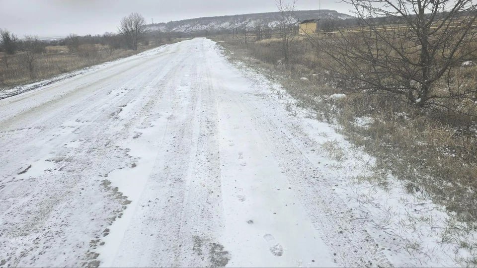 Программа комплексного развития сельских территорий заработала в ЛНР    Луганская Народная Республика стала участником государственной программы комплексного развития сельских территорий. Из федерального бюджета на реализацию этой программы в ЛНР направят 500 млн рублей.  - Программа направлена на улучшение качества жизни на селе и создание условий для устойчивого развития сельских территорий, - отметили в региональном Минсельхозе.  На эти средства на сельских территориях будут строить и ремонтировать школы, детские сады, больницы, дома культуры, дороги, озеленять территории, развивать сельское хозяйство и предпринимательство, поддерживать молодых специалистов.  Пилотным муниципальным округом для реализации программы в ЛНР стал Беловодский. В 2025 году в селе Городище выполнят капремонт ДК, дорог, построят универсальную спортивную футбольно-баскетбольную площадку.