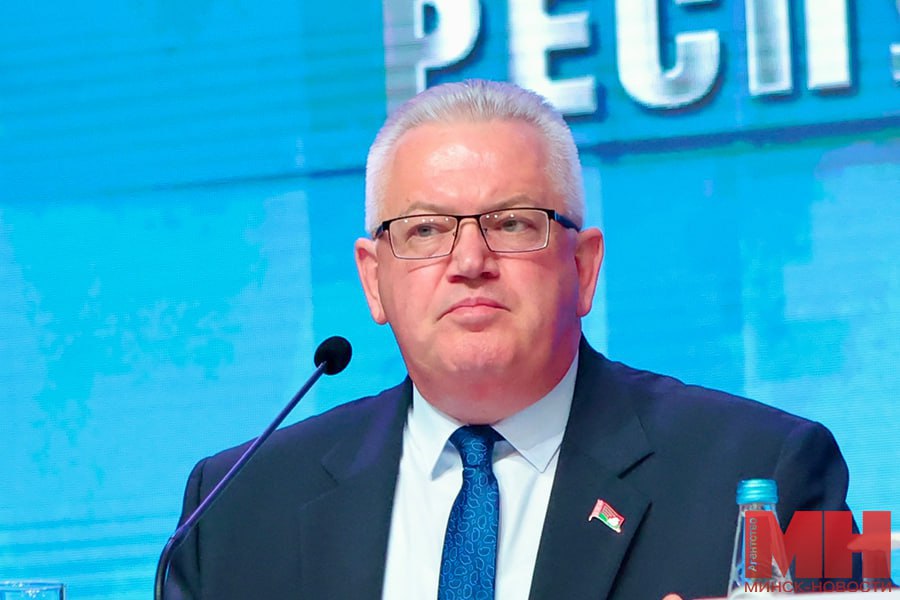 Председатель ЦИК не исключил корректировки некоторых норм избирательного законодательства. Не исключаю, что к очередному избирательному циклу, который начнется уже в 2029 году, мы можем скорректировать некоторые нормы избирательного законодательства, отметил Игорь Карпенко: Уже есть некоторые предложения с мест, уже есть определенный анализ, который провела Центральная избирательная комиссия. Конечно, мы будем докладывать об этом Главе государства. «Минск-Новости» MINSKNEWS.BY Telegram Viber FB VK Inst TikTok YouTube