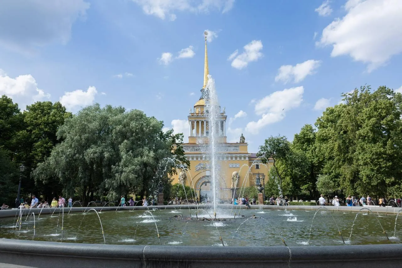 90 фонтанов запустили в Петербурге сезон открыт Большинство из них будет работать ежедневно с 9 00 до 22 00 Крупные фонтанные комплексы например на Московской площади и площади Ленина Крестики нолики в Сестрорецке светомузыкальный фонтан в Петергофе Торговая площадь и фонтан у Гостиного двора в Кронштадте откроются 1 мая Telegram Все каналы Фонтанки Max