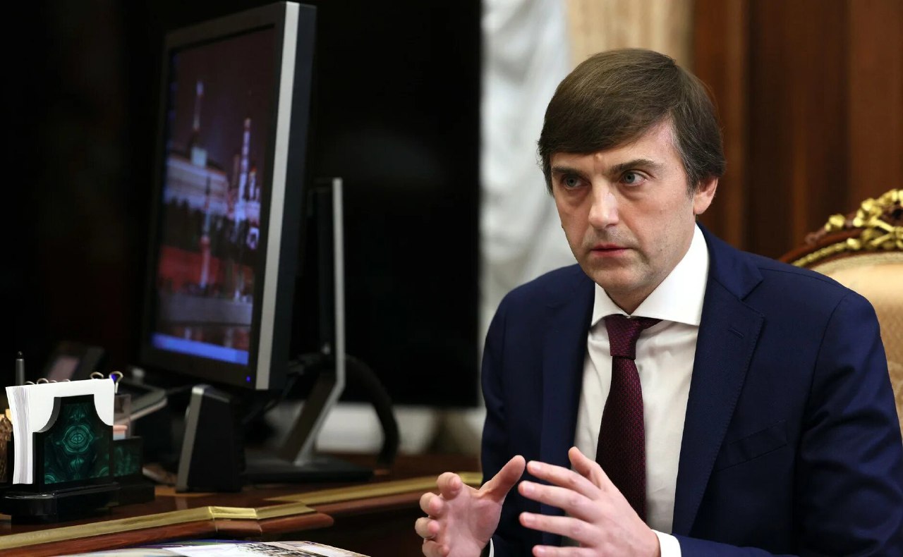 Разрушители страны    Путинская «национальная политика» в действии.   Минпросвещения решило сократить количество часов, которые отводятся на изучение родного языка и родной литературы в первых классах. Ряд российских национальных регионов ожидаемо против.   Выдумывать  причем постфактум  причины недалёкие начальники умеют – видите ли, у детей в первом классе должно быть ограниченное число для занятий. Поэтому решили сократить родной язык. Это смехотворно. Заботитесь о детях? Сокращайте любой другой предмет, только не родной язык.  Учитывая, что министр просвещения Кравцов   - один из самых подхалимских и недалёких министров, трудно представить, что это он сам выдумал. Потому что вопрос серьёзный, политический. Кто дал указание?  Как это понимать? Как фактический шаг к ассимиляции? Это решение – очередной удар по федеративным отношениям в нашей стране. Россия будет тем крепче, чем больше будет в ней разнообразия во всех смыслах.   Властям следовало бы поощрять изучение национальных российских языков  татарский, башкирский, якутский и др.  не только в регионах, где они распространены, но и по всей стране, создав бесплатные языковые классы, подготовить интернет-курсы.  То же самое, к слову сказать, следовало бы делать и в отношении языков других стран  узбекский, таджикский, армянский, азербайджанский, латышский, литовский, эстонский и др.    Путинизм с его тошнотворным «миром»  продуктом плохо переваренной истории  когда-нибудь закончится, придет новый мир – открытости, интереса друг к другу, уважения.