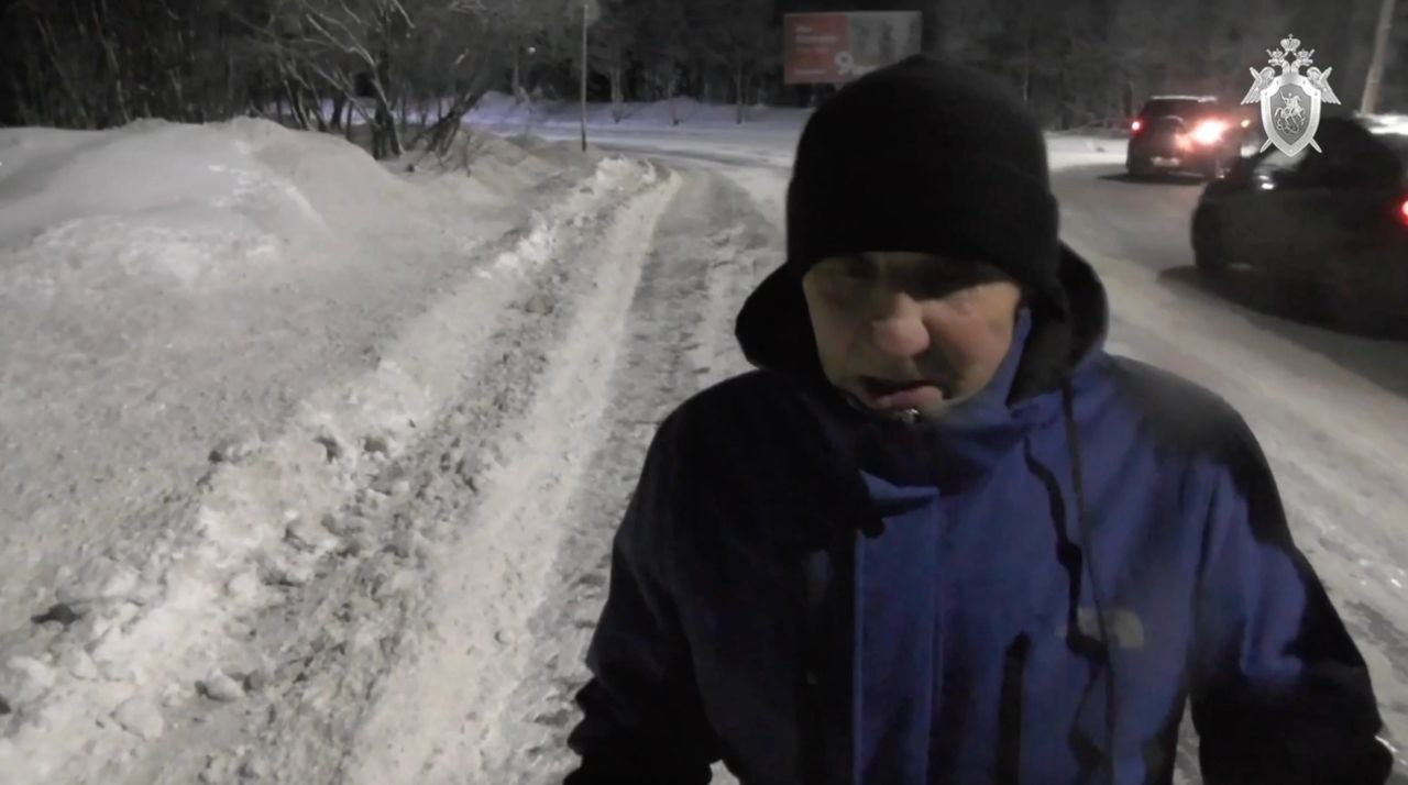 В Мурманске осужден 80 летний убийца и насильник родом из Вологодской области 56 лет назад он надругался над ребёнком а потом убил В 1969 году мужчина будучи пьяным затащил 13 летнюю девочку в подвал дома изнасиловал а затем убил несколько раз ударив по голове и грудной клетке Тело нашли через полгода сообщил канал НТВ Долгое время дело было нераскрытым Но спустя много лет криминалистам удалось установить личность преступника им оказался уроженец Вологодской области 1945 года рождения работавший на стройплощадке в Мурманске Ранее мужчина уже привлекался к уголовной ответственности в том числе за преступления сексуального характера против несовершеннолетних Результаты экспертизы подтвердили причастность к преступлению Подозреваемый во всем сознался суд приговорил его к 9 5 года лишения свободы в исправительной колонии общего режима