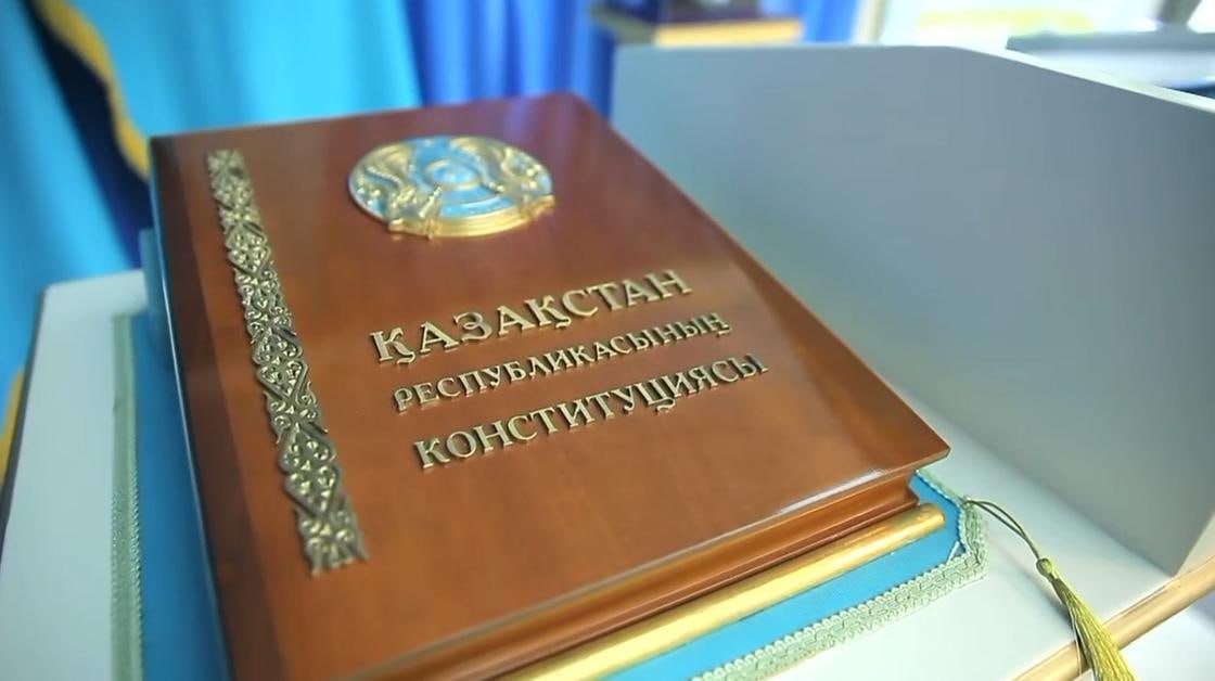 #Казахстан. В Казахстане выпустят более 15 тыс. заключенных В Казахстане хотят амнистировать 15 тысяч человек на 30-летие конституции страны. Закон об амнистии затрагивает порядка 15,1 тысячи человек, из них из мест лишения свободы подлежит освобождению порядка 4,2 тысячи человек Казахстанский парламентарий добавил, что большинство из попавших под амнистию граждан страны смогут рассчитывать на помещение под пробационный контроль. В остальных случаях — на сокращение тюремных сроков. канал - Безумный мир