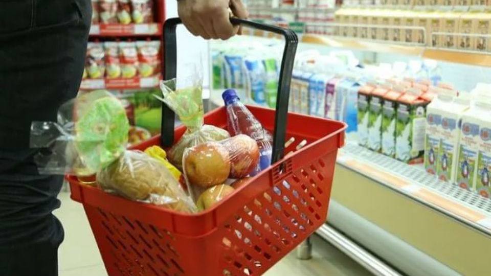 ‼ Цены на продукты могут вырасти на 8-20%  Причина этому — высокая инфляция, повышение ключевой ставки и увеличение производственных и транспортных расходов, сообщил вице-президент Ассоциации экспортеров и импортеров Артур Леер.  Так, стоимость молока может увеличиться до 90 рублей за литр, говядины — до 700-800 рублей за килограмм  рост на 12% , а свинины — до 500-600 рублей за килограмм  рост на 10% . Средняя стоимость помидор за килограмм может вырасти до 150 рублей, картофеля — до 40 рублей.  Крымский мост   Новости Крыма