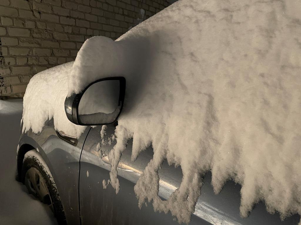 МЧС предупреждает об усилении ветра в Алтайском крае Во второй половине дня 26 декабря и первой половине ночи 27 го синоптики прогнозируют мокрый снег и снег местами сильные метели Ветер усилится до 23 м с На дорогах местами голодедица снежные заносы Похолодание Будьте внимательны и осторожны предупреждает МЧС Возможно возникновение происшествий обусловленных обрывами линий электропередач и авариями на трансформаторных подстанциях падением деревьев и обрушением слабозакрепленных конструкций увеличение количества ДТП