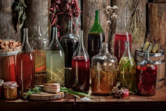 Россияне массово травятся домашним алкоголем В России фиксируют всплеск отравлений домашними настойками отмечают медики Люди все чаще употребляют кустарный алкоголь не подозревая что в нем могут быть метанол и сивушные масла вызывающих тяжелые отравления Ситуация усугубляется из за моды на самогонную культуру настойки часто пьют без меры и нередко подростки Среди осложнений известны панкреатит критическое снижение уровня сахара в крови нарушения в работе клеток и инсульты Более того отравление самогоном может привести к ухудшению памяти и мышления повреждению нервов и преждевременному развитию деменции Медики призывают россиян не рисковать своим здоровьем и не пить кустарный алкоголь россия общество здоровье