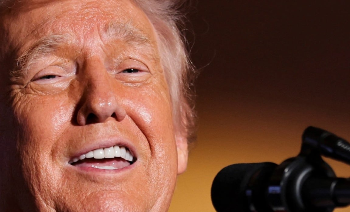 Президент США Дональд Трамп имеет предрасположенность к алкоголизму Об этом рассказал сам американский лидер в разговоре с The New York Post Он добавил что наверняка стал был алкоголиком если бы не придерживался трезвого образа жизни Если бы я пил у меня был бы очень высокий шанс стать алкоголиком Я много раз говорил это о себе У меня очень склонный к зависимостям характер Фото Jonathan Ernst REUTERS РБК в Telegram и MAX