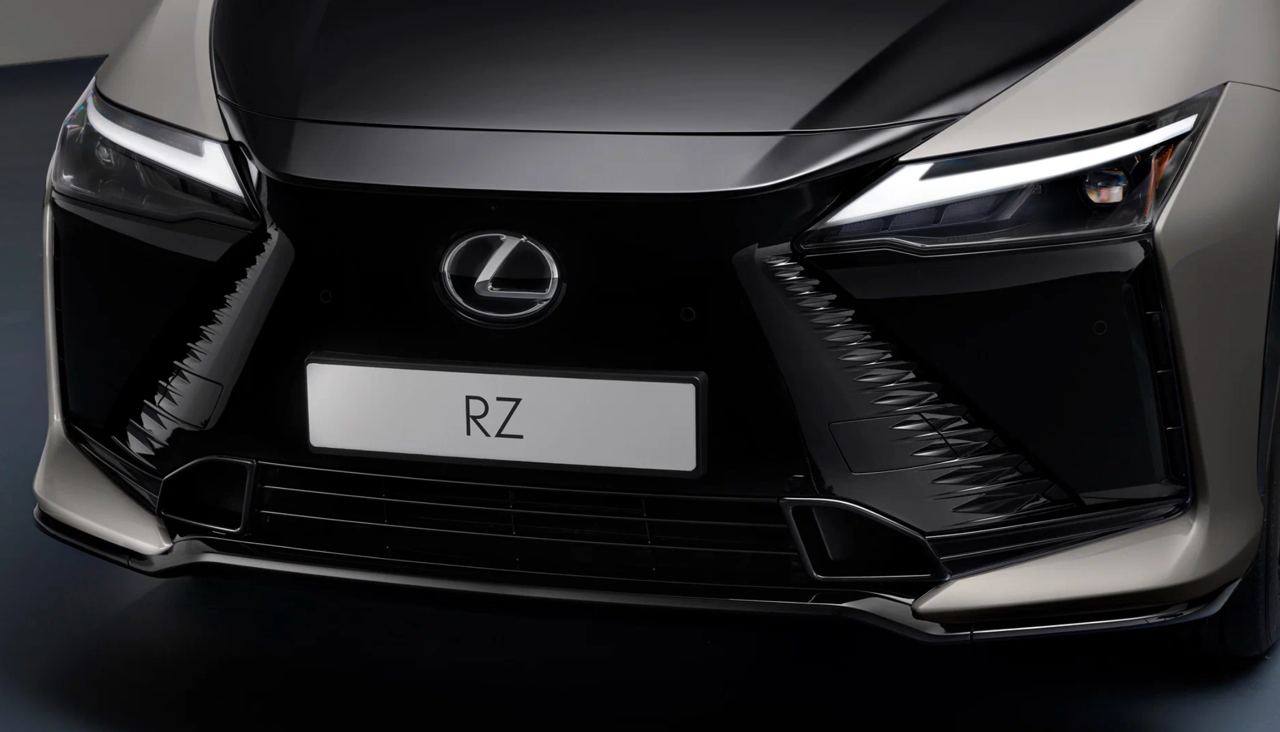 Анонсирован новый электрокар Lexus RZ — теперь со штурвалом вместо руля и спортивными ковшами вместо кресел.  Топовая версия 550e F Sport выдаёт 408 л.с. и разгоняется до сотни за 4,4 секунды. А лепестки на «руле» дают фальшивые передачи — будто едешь на ДВС.  Продажи «космолёта» стартуют осенью. Обычные RZ стоят от 44 тысячи долларов  3,8 млн рублей , а за новую модель наверняка попросят ещё больше.  ≈≈≈≈≈≈≈≈≈≈≈≈≈≈≈≈≈≈≈≈≈≈≈≈ Boost    Глаз Босса   VPNTYPE